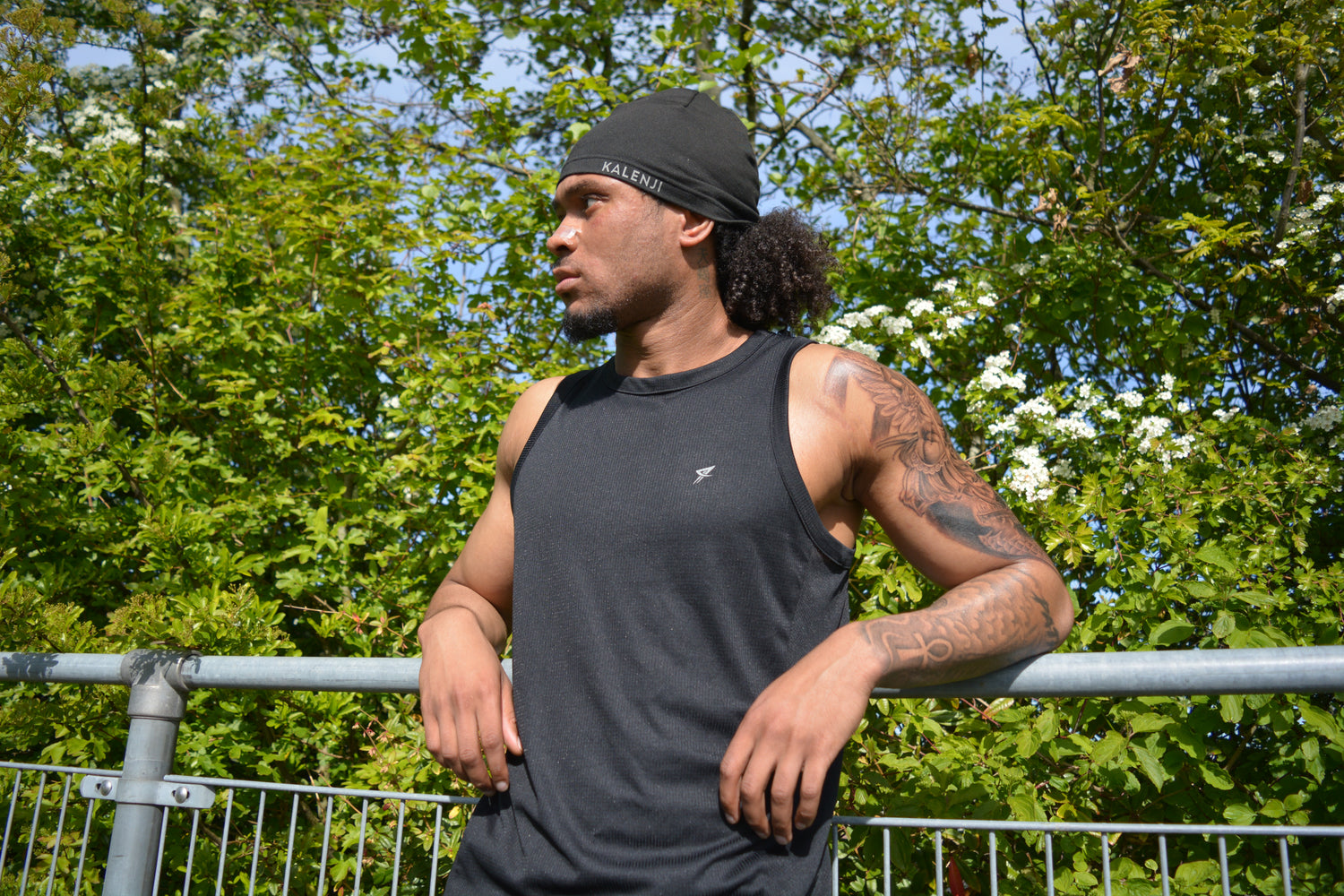 Atleet leunt op reling na hardlopen met transparante Peakform neusstrip, athlete after run with nasal strip