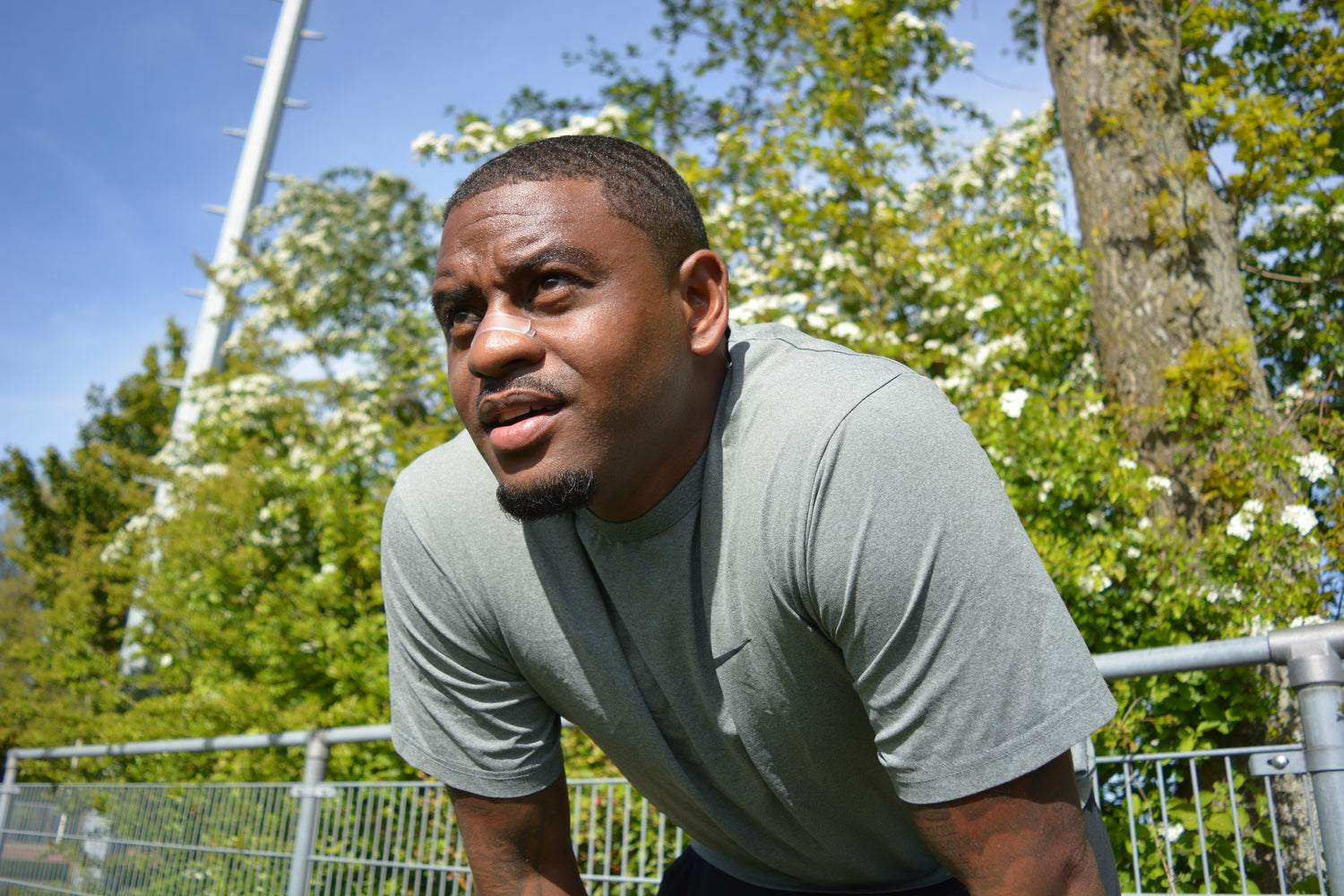 Mannelijke atleet draagt Peakform neusstrip buiten voor training, male athlete wearing nasal strip outdoors