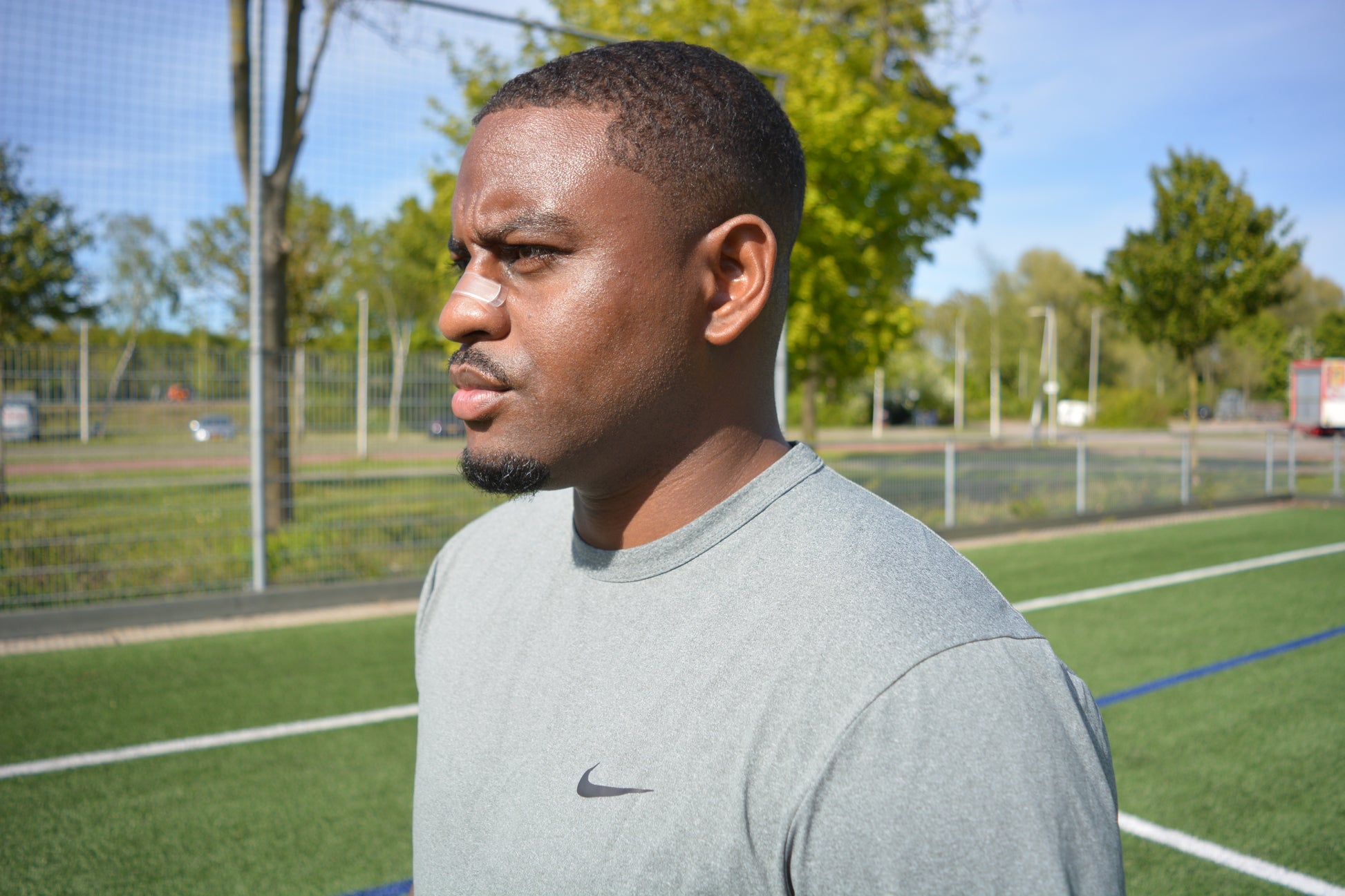 Atleet portret op sportveld met Peakform neusstrip voor neusademhaling, athlete with nasal strip
