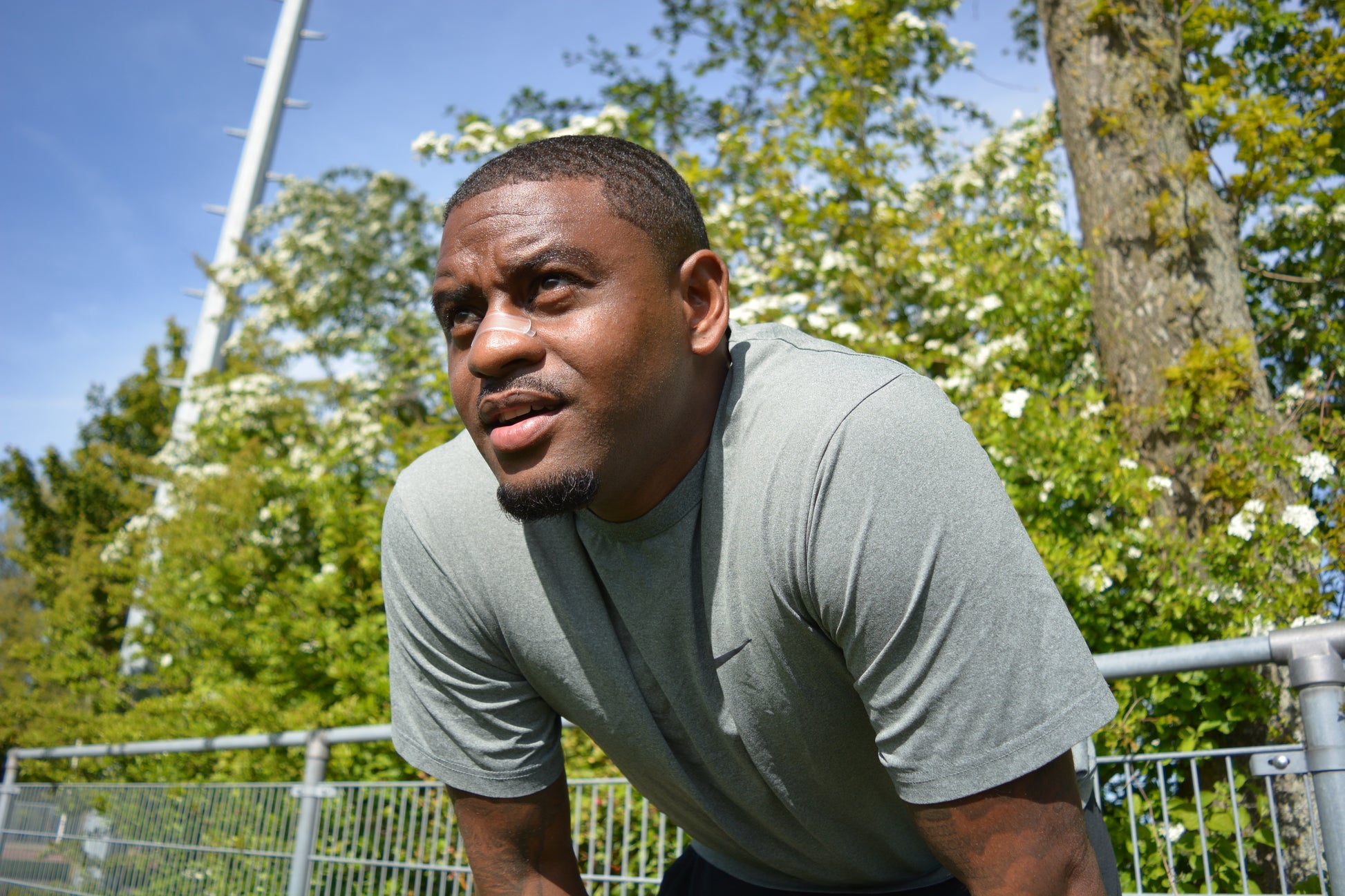 Mannelijke atleet draagt Peakform neusstrip buiten voor training, male athlete wearing nasal strip outdoors